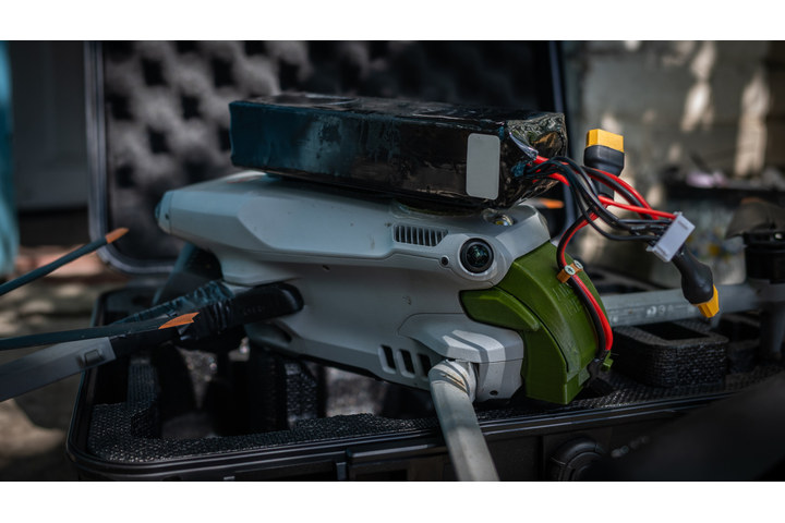 Комплект живлення T-MAX M4/M4T, встановлений на DJI Matrice 4, вигляд збоку